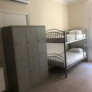 La Promenade House Хостел