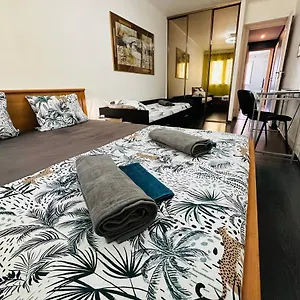 The - 3 Rooms, 3air Cond, 3tv, 3fans, 2 Wc, Wifi Everywhere 5min Aeroport, Train, Beach, 1min Tram, 15 Min Centre, Port, Parking Possible Appartamento